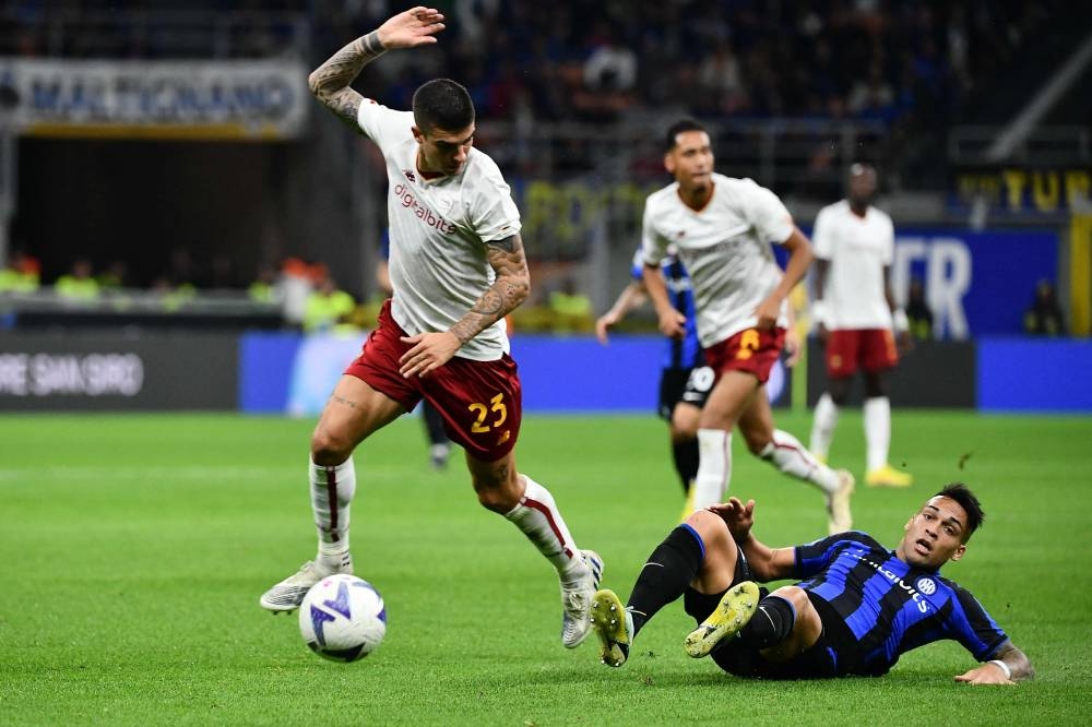 AS Roma defender Gianluca Mancini (left) fouls Inter Milan forward Lautaro Martinez during the Italian Serie A football match between Inter and AS Roma, October 1, 2022 at the Giuseppe-Meazza (San Siro) stadium in Milan. — AFP pic 