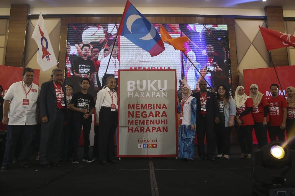Tun Dr Mahathir Mohammad (left) and Datuk Seri Dr Wan Azizah Wan Ismail during the launch of 'Buku Harapan' in Shah Alam March 8, 2018. — Picture by  Yusof Mat Isa