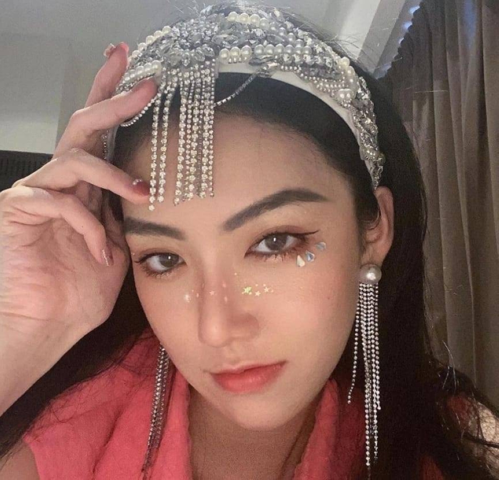 Unaffected by the kissing controversy involving Tsang, Malaysian model Lebara will let the 'noise' go on. — Picture via Instagram/ lebara_balabala