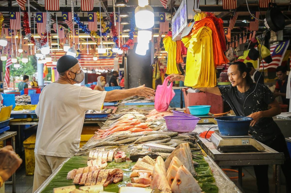 Domestic food inflation is expected to ease off marginally in the coming months, MIDF Research said. — Picture by Yusof Mat Isa