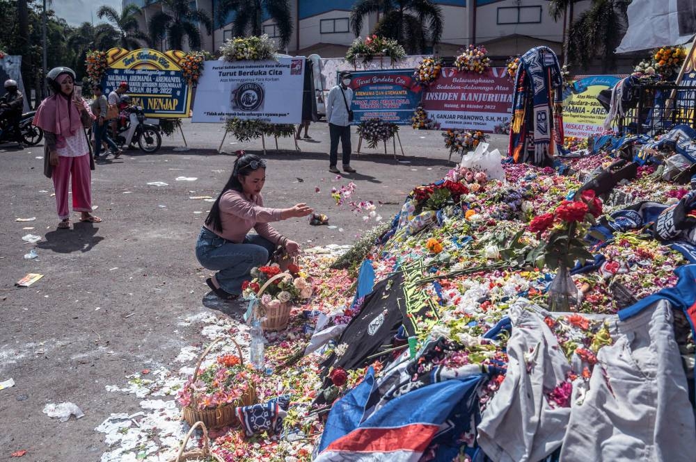 People pay their respects for victims of the stampede at Kanjuruhan stadium in Malang, East Java October 4, 2022.— AFP pic