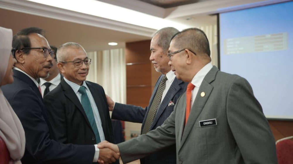 Ministers in the Prime Minister’s Department Datuk Seri Maximus Ongkili (Sabah and Sarawak Affairs) and Datuk Seri Dr Wan Junaidi Tuanku Jaafar (Parliament and Law) chat with Bornean MPs in Parliament in Kuala Lumpur October 4, 2022.