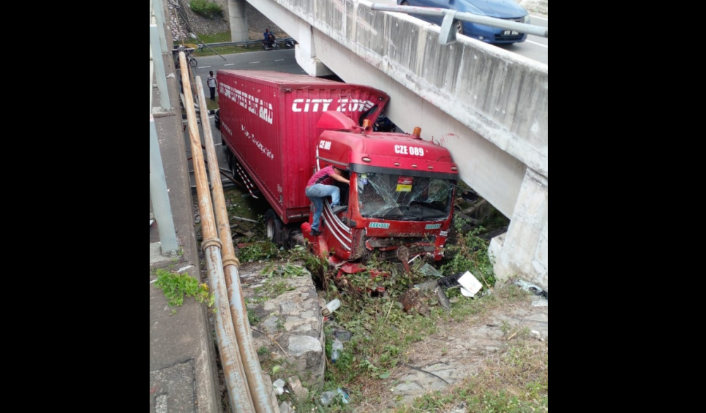 Between July 7 and Aug 17 this year alone, 10 fatal accidents involving heavy vehicles were reported. — Picture via Facebook