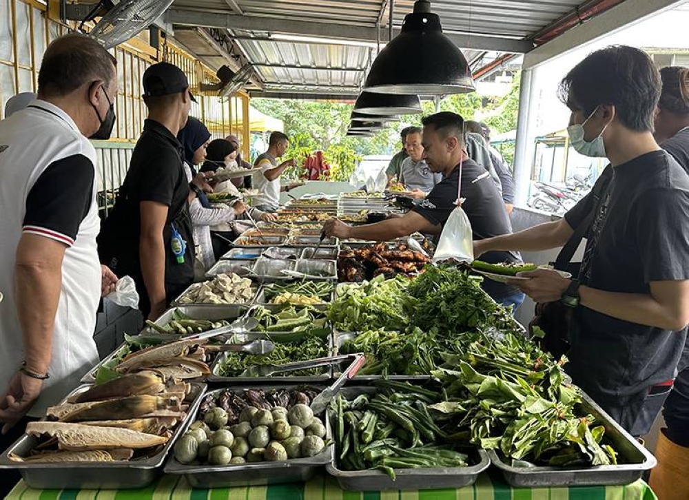 You select your food items from a buffet spread of 'ulam', sauces, grilled items and cooked dishes.