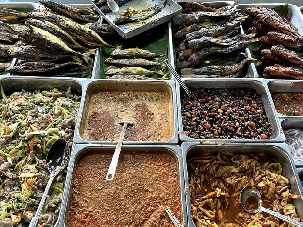 Various grilled fishes, grilled chicken and the 'ulam' can be paired with the different sauces like 'air asam', 'budu', 'kerabu mangga', 'kicap manis' and more.