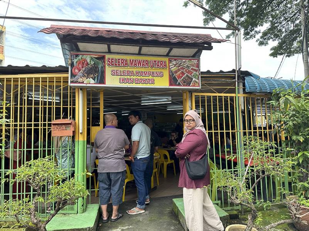 A queue of people going into the eatery to look for seats.