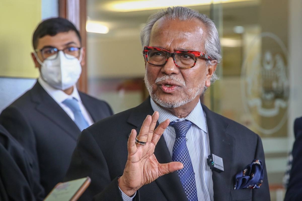 Lawyer Tan Sri Shafee Abdullah speaks to reporters at the Kuala Lumpur High Court October 3, 2022. — Picture by Yusof Mat Isa