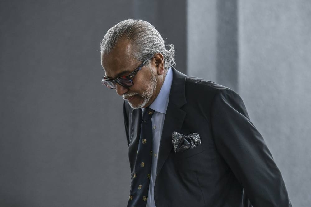 Lawyer Tan Sri Muhammad Shafee Abdullah arrives at the Kuala Lumpur High Court, October 5, 2022. — Picture by Hari Anggara