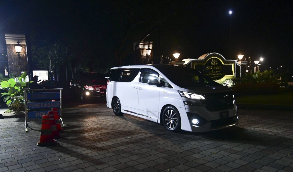 A vehicle believed to be ferrying BN chairman and Umno president Datuk Seri Ahmad Zahid Hamidi leaves Johor Mentri Besar Datuk Onn Hafiz Ghazi’s residence in Jalan Hassan Al-Attas, October 5, 2022. — Bernama pic 