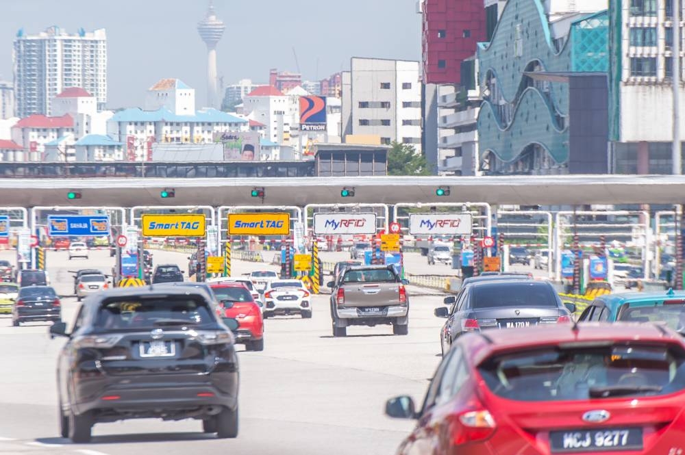 Senior Works Minister Datuk Seri Fadillah Yusof said the proposal had been approved by the Cabinet, adding that with the implementation of MLFF, vehicles do not need to stop to pay tolls as there would not be any boom barriers. — Picture Shafwan Zaidon