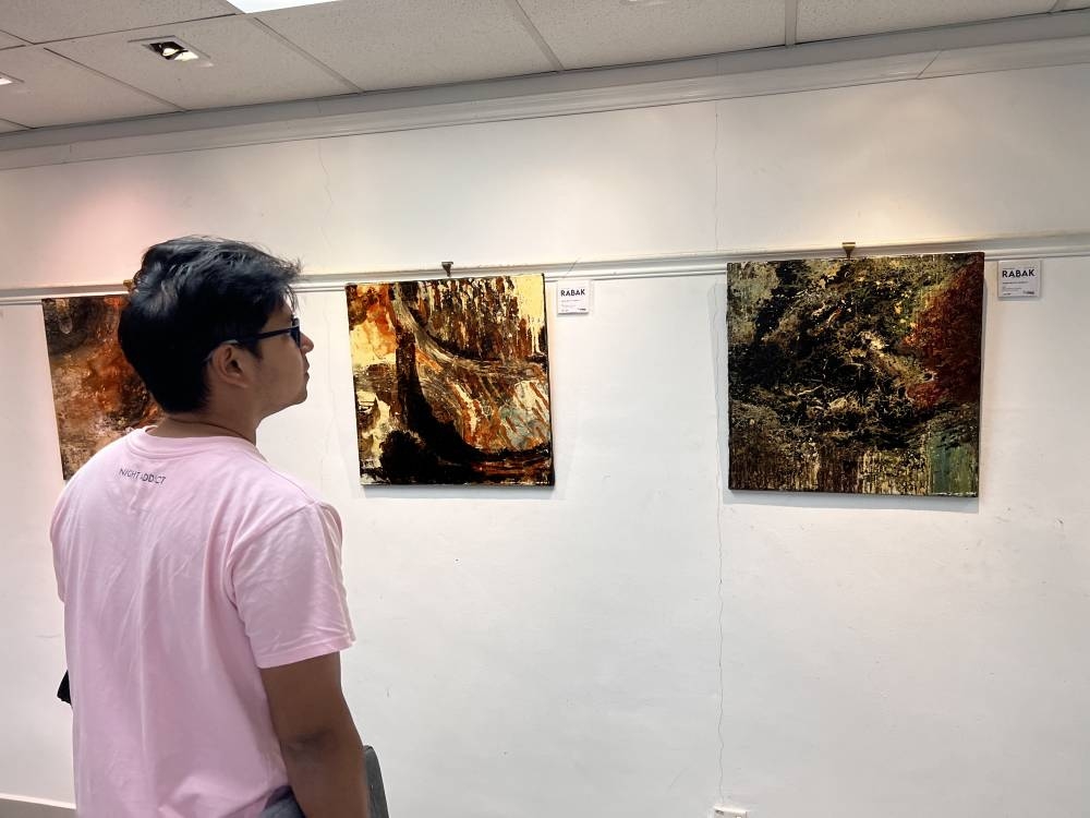A visitor at Maizul Affendy’s solo exhibition ‘Rabak Series Volume 1.’ 