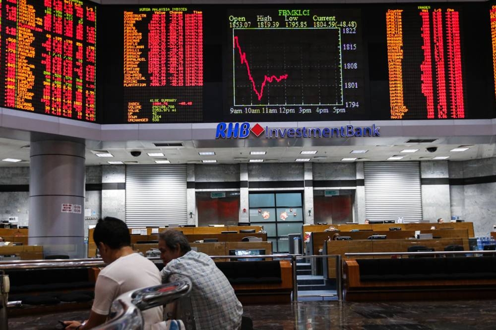 At 11am, the FTSE Bursa Malaysia KLCI (FBM KLCI) was 6.13 points better at 1,426.68 compared with yesterday's close of 1,420.55. ― Picture by Ahmad Zamzahuri
