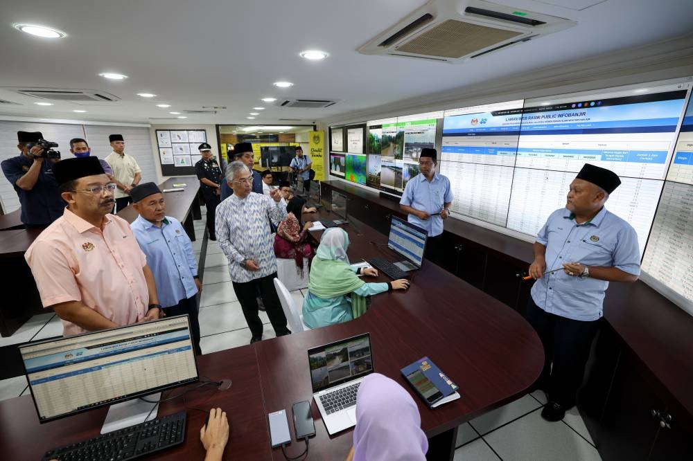 Yang di-Pertuan Agong Al-Sultan Abdullah Ri’ayatuddin Al-Mustafa Billah Shah (centre) during a visit to the National Flood Forecasting and Warning Centre in Ampang October 6, 2022. — Bernama pic