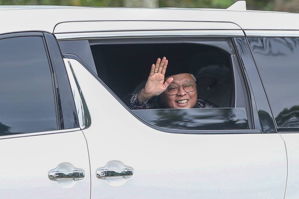 Prime Minister Datuk Seri Ismail Sabri Yaakob waves to the press as he arrives at Istana Negara in Kuala Lumpur, October 6, 2022. — Picture by Yusof Mat Isa