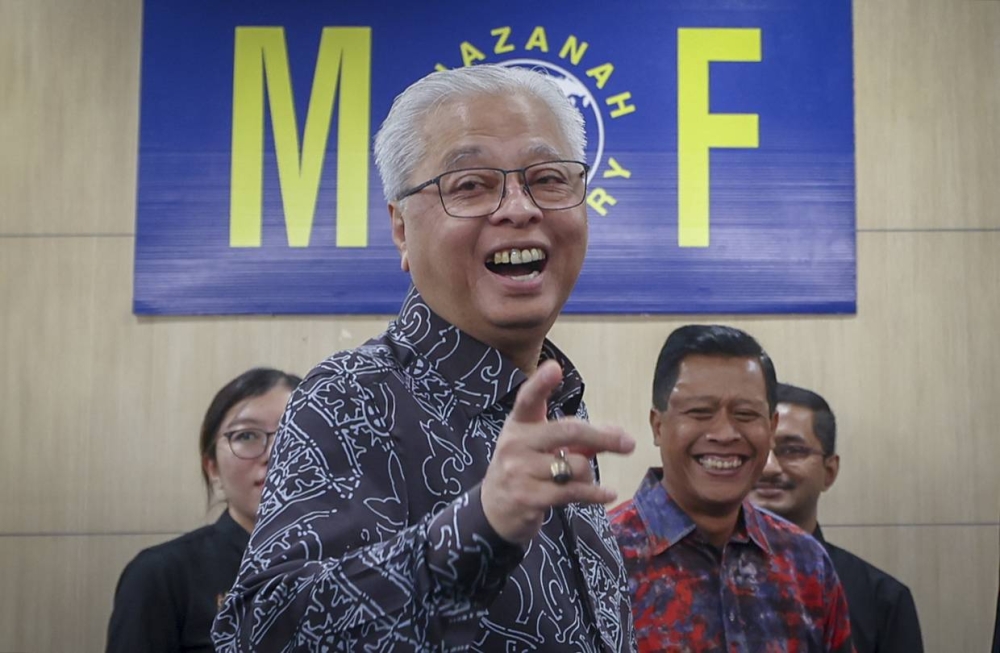 Prime Minister Datuk Seri Ismail Sabri Yaakob in a jovial mood after inspecting preparations for Budget 2023 at the Ministry of Finance in Putrajaya, October 6, 2022. — Bernama pic 