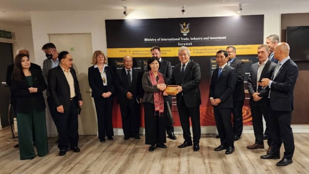 Sarawak Deputy Premier Datuk Amar Awang Tengah Ali Hasan Awang Tengah (fourth, right) presents a memento to Dunn while others look on. ― Borneo Post pic