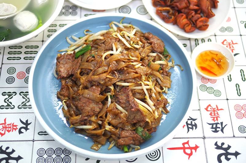 Relish the fried 'kway teow' with beef and crunchy bean sprouts for a satisfying meal.