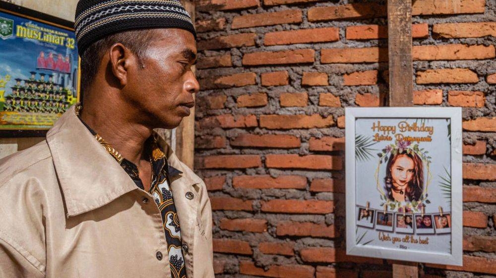 At Indonesia cemetery, father kisses daughter killed in stadium crush