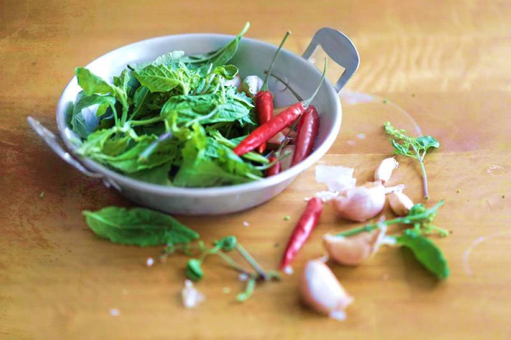 Besides holy basil leaves, plenty of garlic and red 'cili padi' are essential to perfume the pasta.