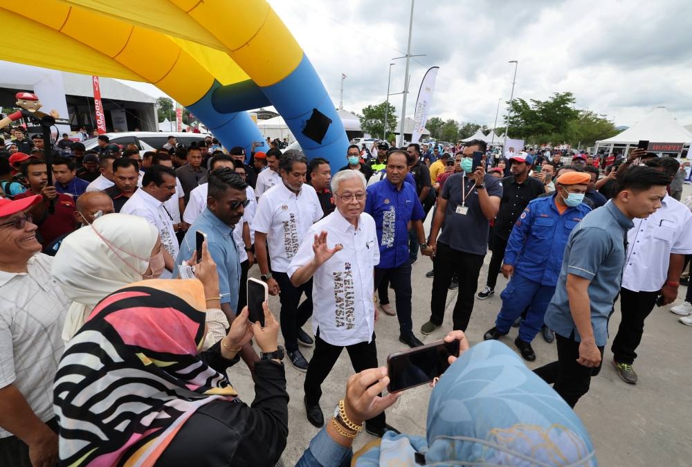 Prime Minister Datuk Seri Ismail Yaakob arriving at Dataran Seri Jempol for the inauguration of the Malaysian Family Aspiration Tour (AKM), October 8, 2022. — Bernama pic