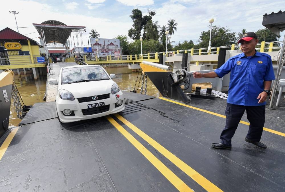 The Sri Tanjong ferry carrying vehicles and people from Malaysia and Thailand crossing the Golok River during a Bernama photo survey at JKR Pengkalan Pengkalan Kubor Ferry Pier October 8, 2022. The 2023 Budget allocation involves a total of RM9 million provided for the Public Works Department (JKR) to replace the existing ferry at the Pengkalan Pengkalan Kubor JKR Ferry Pier. — Bernama pic