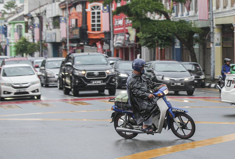 File picture shows heavy rain in Ipoh city on October 6, 2022, before the North-east monsoon season expected to begin from November 2022 to March 2023. Several areas were hit by floods due to the heavy downpour. — Picture by Farhan Najib