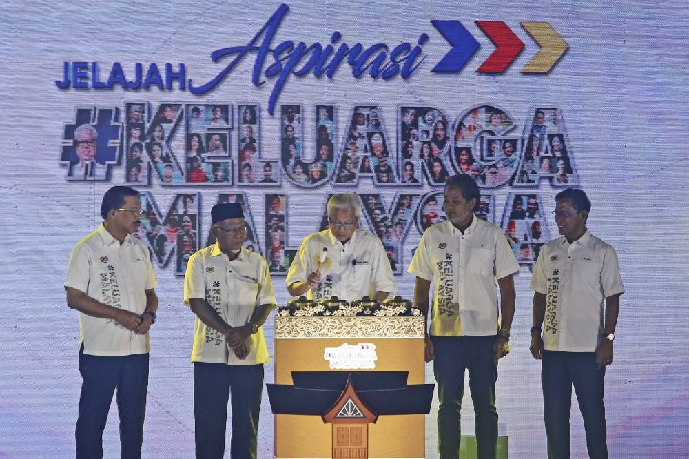 Prime Minister Datuk Seri Ismail Sabri Yaakob (centre) strikes a gong during the opening of the Negri Sembilan Malaysian Family Aspiration Tour at Dataran Seri Jempol, October 8, 2022. — Bernama pic