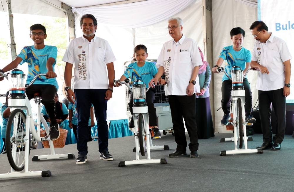 Health Minister Khairy Jamaluddin Abu Bakar (second left) and Prime Minister Datuk Seri Ismail Yaakob (fourth left) visiting an exhibition at the Negri Sembilan level Family Aspirations Tour Program (JAKM) at Dataran Sri Jempol in Jempol, October 8, 2022. — Bernama pic