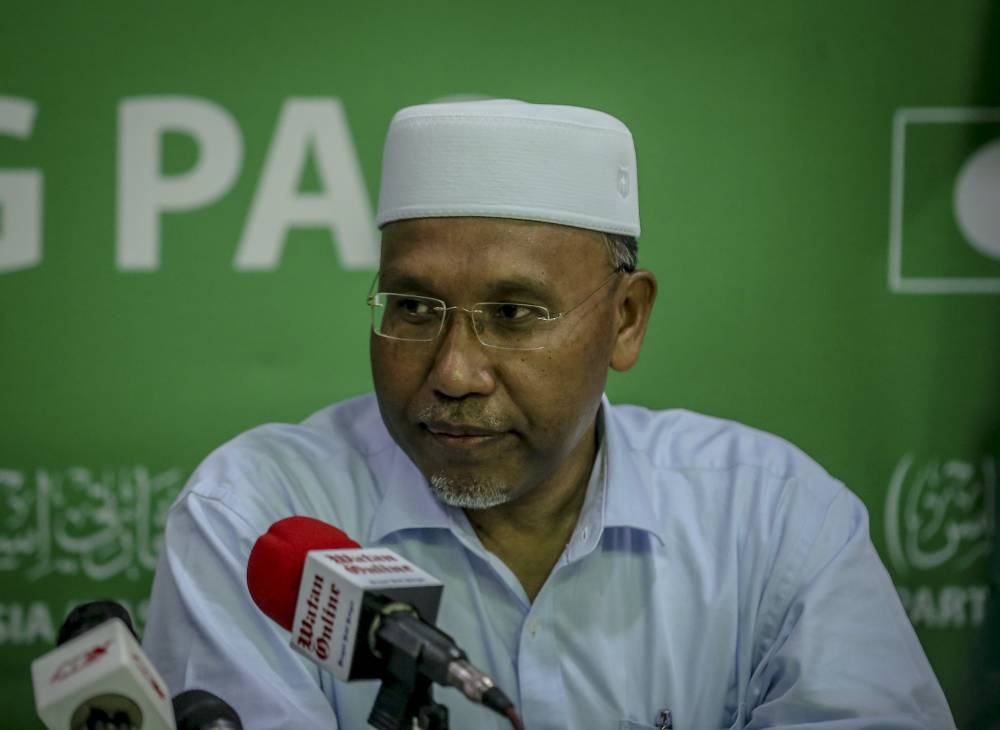 File picture shows PAS Vice-President Idris Ahmad during a press conference on PAS GE14 manifesto in Kuala Lumpur. — Picture by Firdaus Latif