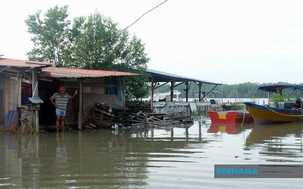 Three rivers in the Padang Terap and Kota Setar districts have surpassed the warning level, while seven rivers in four districts were at an alert level as of noon. — Picture via Twitter/Bernama