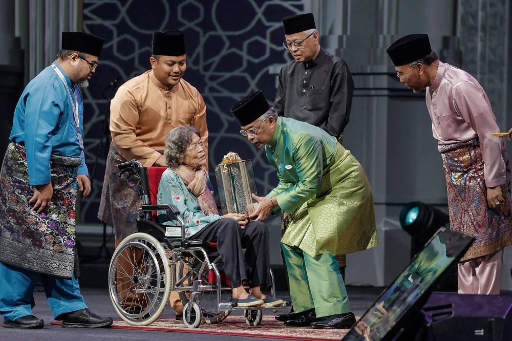 Yang Di-Pertuan Agong Al-Sultan Abdullah Ri’ayatuddin Al-Mustafa Billah Shah presents the 2022 National Maulidur Rasul Award to Chee Hoi Lan (left) at this year’s National Maulidur Rasul celebration at the World Trade Centre, Kuala Lumpur October 9, 2022. — Bernama pic