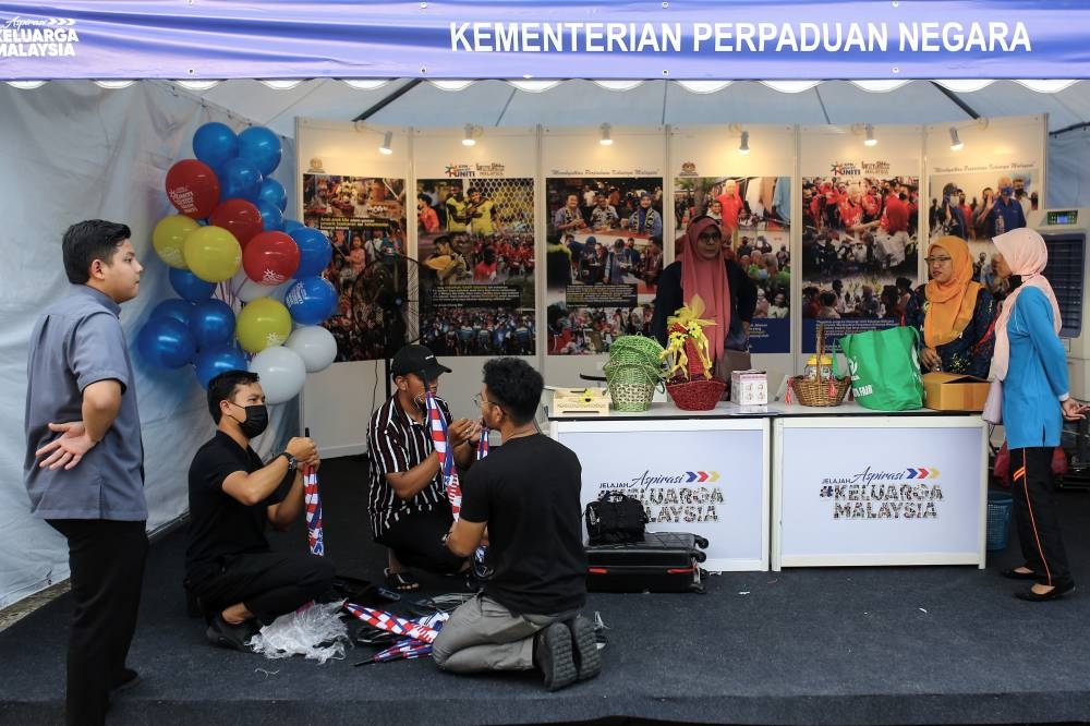 Staff from the Nation Unity Ministry setting up the booth in preparation for the Negri Sembilan Keluarga Malaysia Aspirations Tour at Dataran Seri Jempol, Jempol October 6, 2022. — Bernama pic