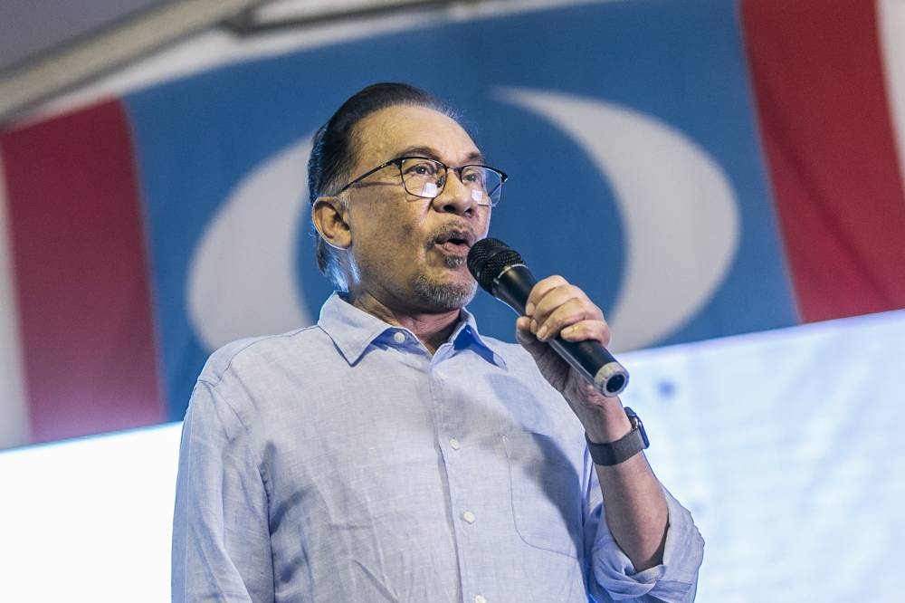 PKR president Datuk Seri Anwar Ibrahim said that BN’s obsession with an early election is unhealthy. — Picture by Hari Anggara
