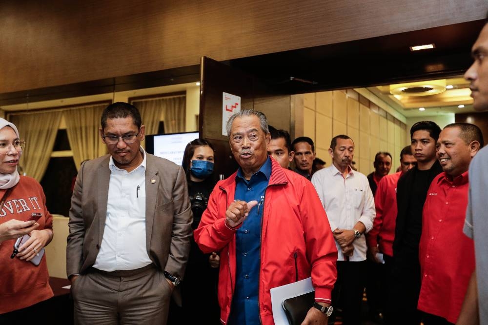 Bersatu President Tan Sri Muhyiddin Yassin was seen leaving the compound after the Bersatu MT Meeting at Glenmarie Hotel and Golf Resort October 6, 2022. — Picture by Sayuti Zainudin