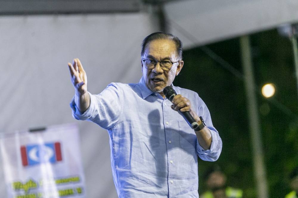 Pakatan Harapan chairman Datuk Seri Anwar Ibrahim urged Malaysians to take note of self-serving government leaders who insisted on having GE15 when floods were likely to occur. — Picture by Hari Anggara
