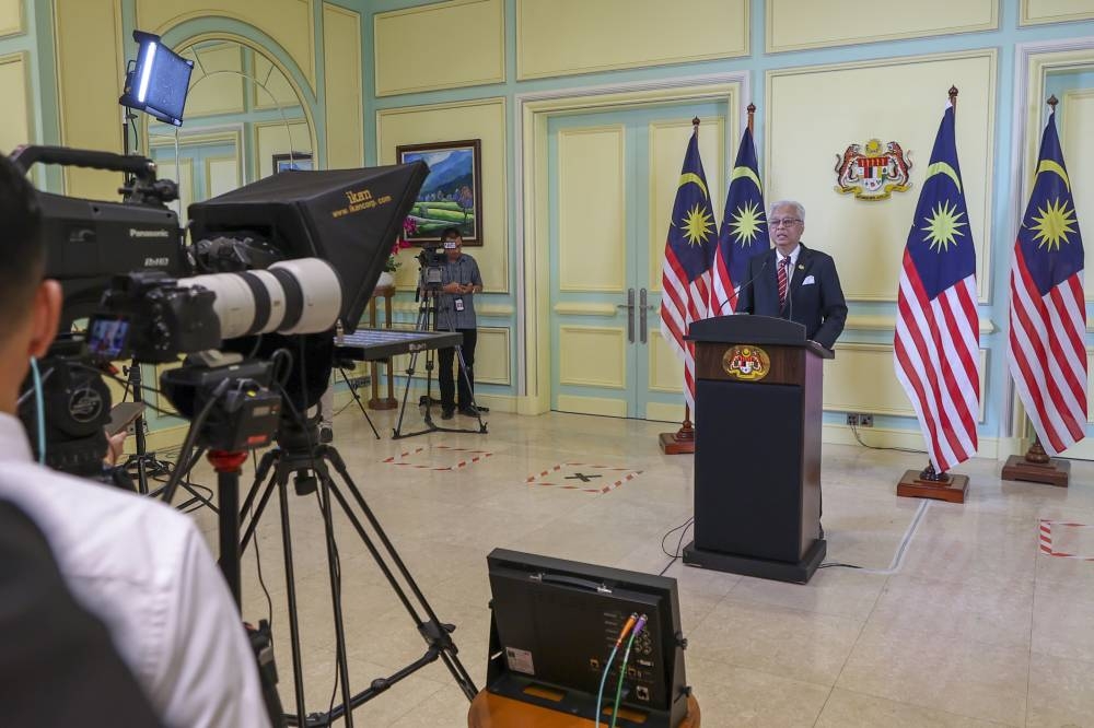 Fahmi and Liew advised Ismail Sabri's Cabinet to refrain from making any policy or financial decision affecting Malaysia now that Parliament has been dissolved. — Bernama pic