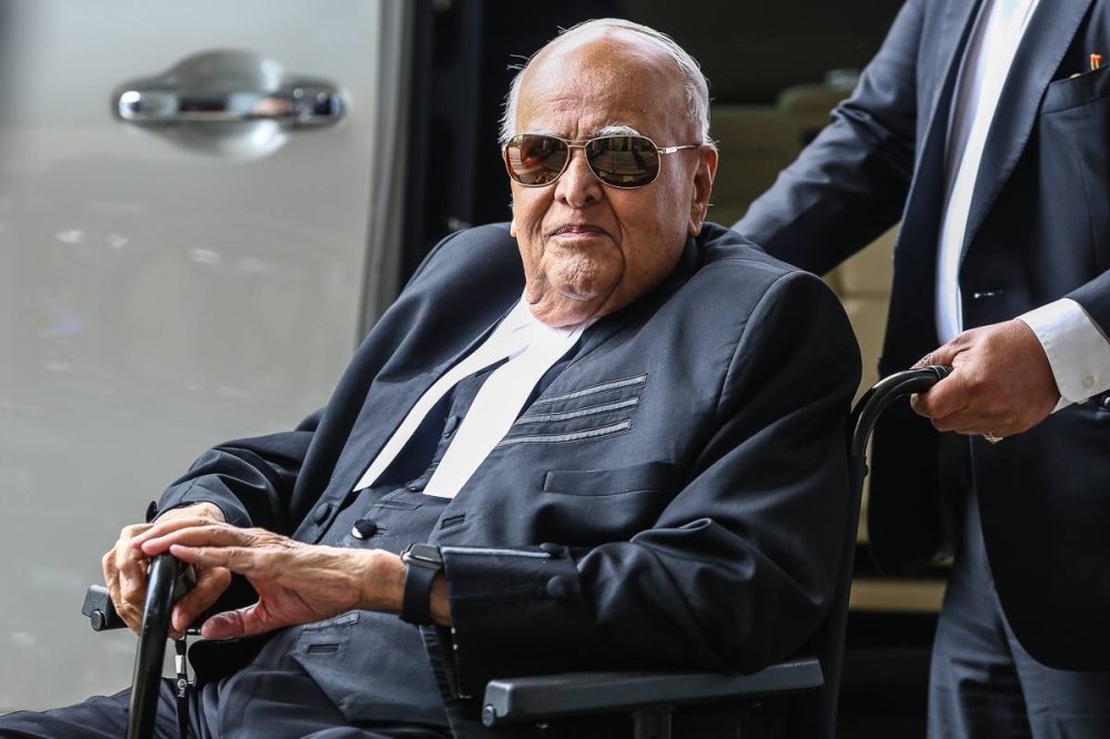 Lawyer Datuk Seri Gopal Sri Ram arrives at the Kuala Lumpur High Court September 27, 2022. — Picture by Yusof Mat Isa