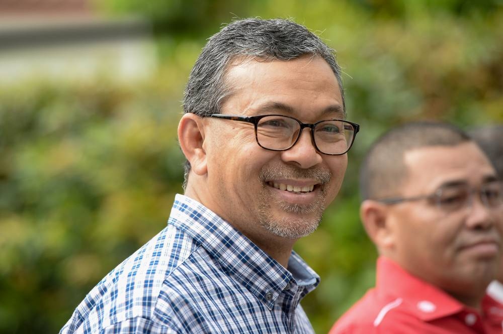 Perlis Mentri Besar Datuk Seri Azlan Man said the special state assembly sitting on Thursday will continue as scheduled to discuss the proposed amendment to the State Constitution or the anti-party hopping enactment so as to be compatible with the amendment made to the Federal Constitution. — Picture by Mukhriz Hazim