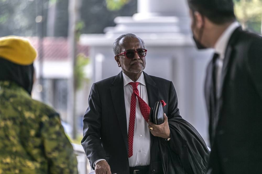 Lawyer Tan Sri Shafee Abdullah arrives at Kuala Lumpur High Court October 11, 2022. - Picture by Hari Anggara