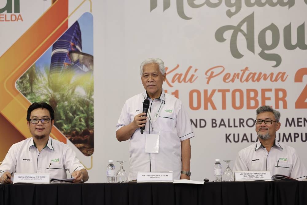 Felda chairman Datuk Seri Idris Jusoh speaks at the Waqaf Felda AGM in Menara Felda, Kuala Lumpur October 11, 2022. — Bernama pic