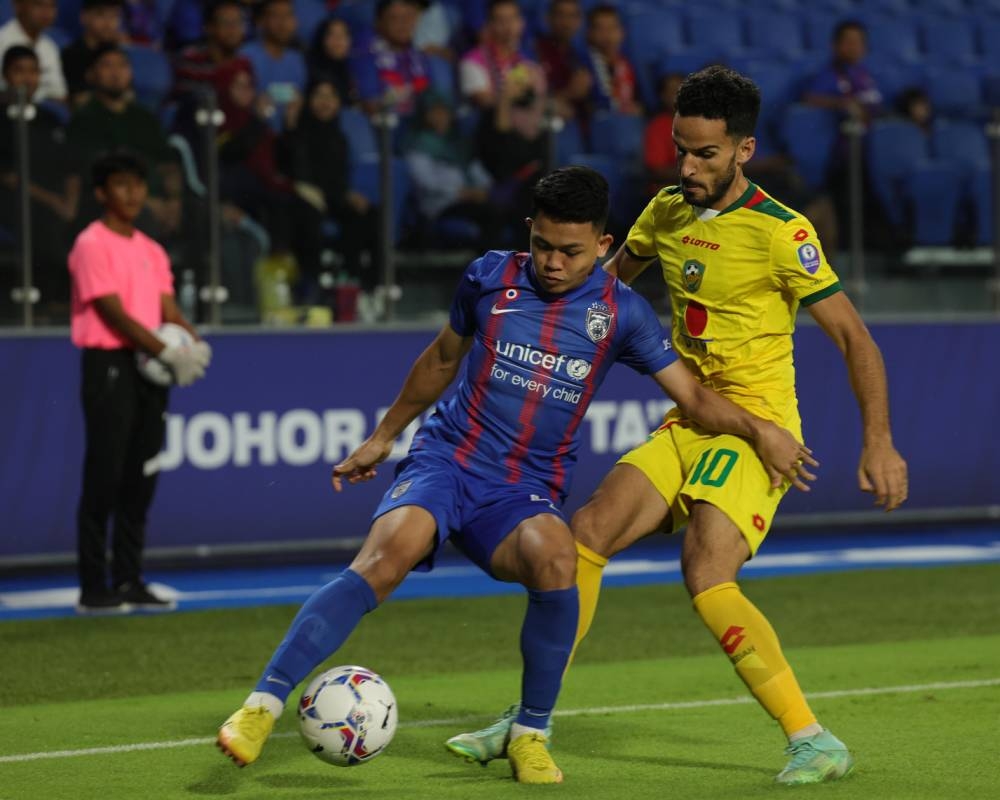 JDT's Arif Aiman Mohd Hanapi (left) in action against Kedah Darul Aman FC's Mohmoud Nayef Ahmad Almardi at the Sultan Ibrahim Stadium in Iskandar Puteri October 11, 2022. — Bernama pic