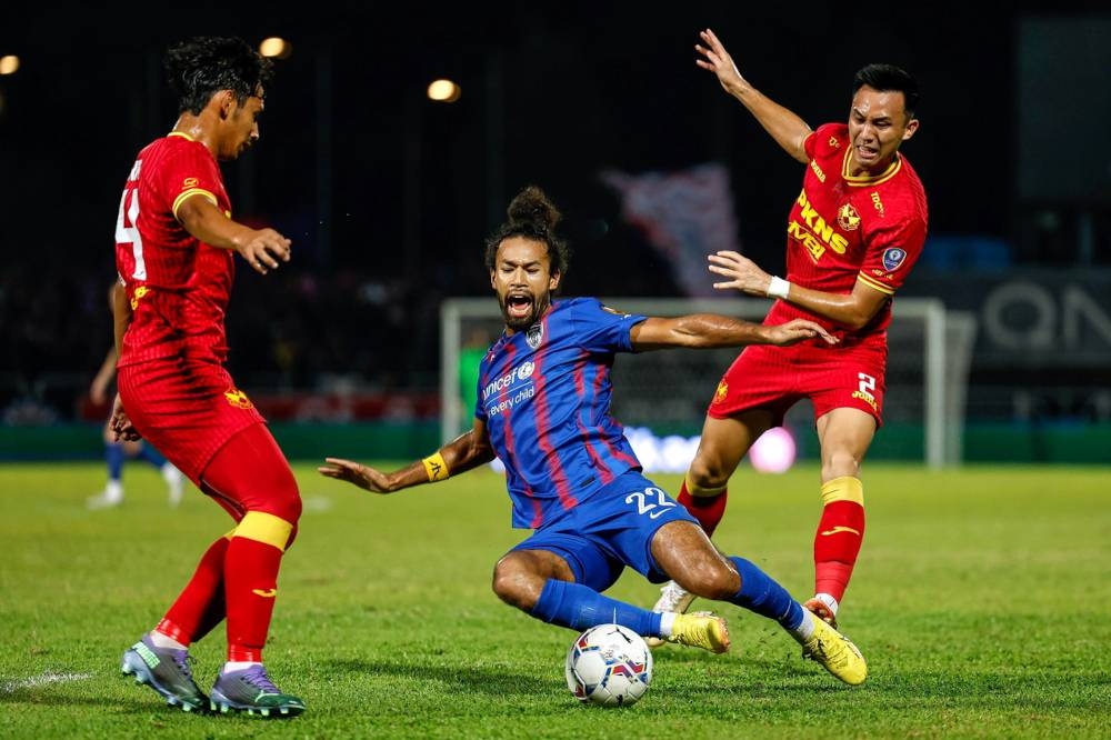 JDT’s La’vere Lawrence Corbin-Ong in action with Selangor FC’s Quentin Cheng Jiun Ho (right) at Petaling Jaya City Stadium, Kelana Jaya, September 3, 2022. — Bernama pic