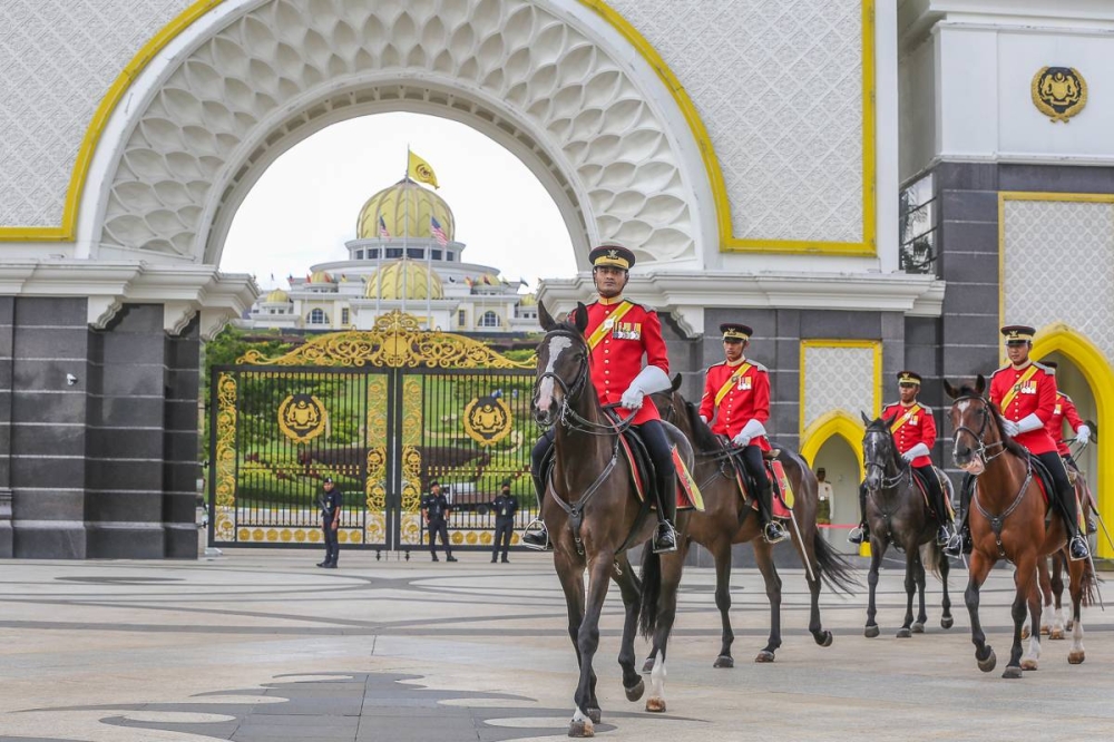 Malaysian Royal Guard members stand guard outside the National Palace ahead of Prime Minister Ismail Sabri’s audience with the King in Kuala Lumpur, Malaysia, October 6, 2022. — Picture by Yusof Mat Isa