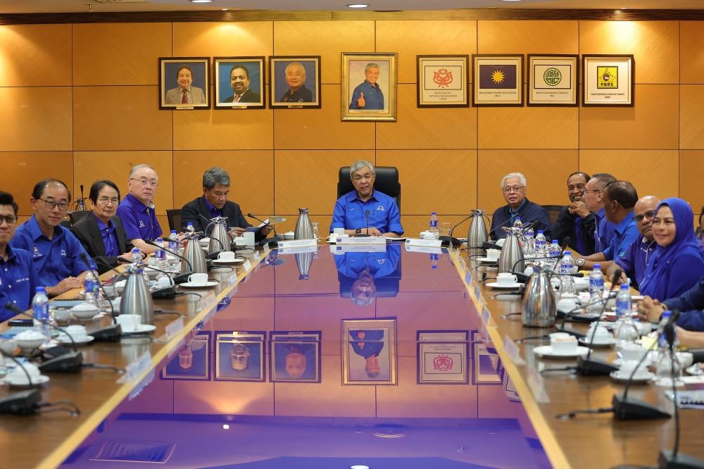 Ahmad Zahid (centre) clarified that his speech was to point out that BN leaders may face selective or political persecutions if they return to become the Opposition. — Bernama pic
