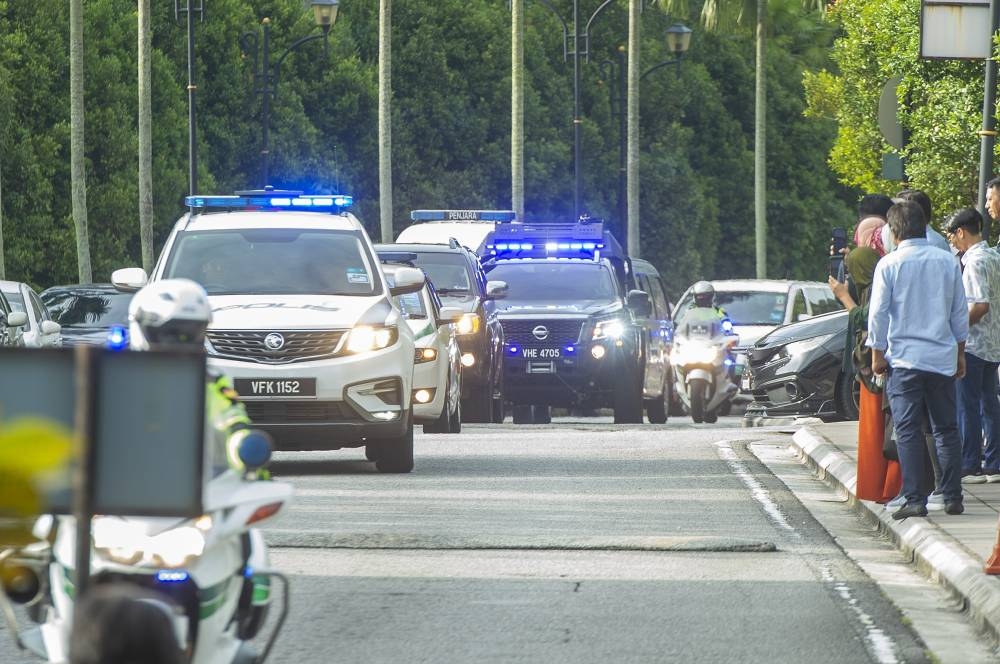 A motorcade ferrying Datuk Seri Najib Razak arrives at the Kuala Lumpur High Court October 13, 2022. — Picture by Shafwan Zaidon