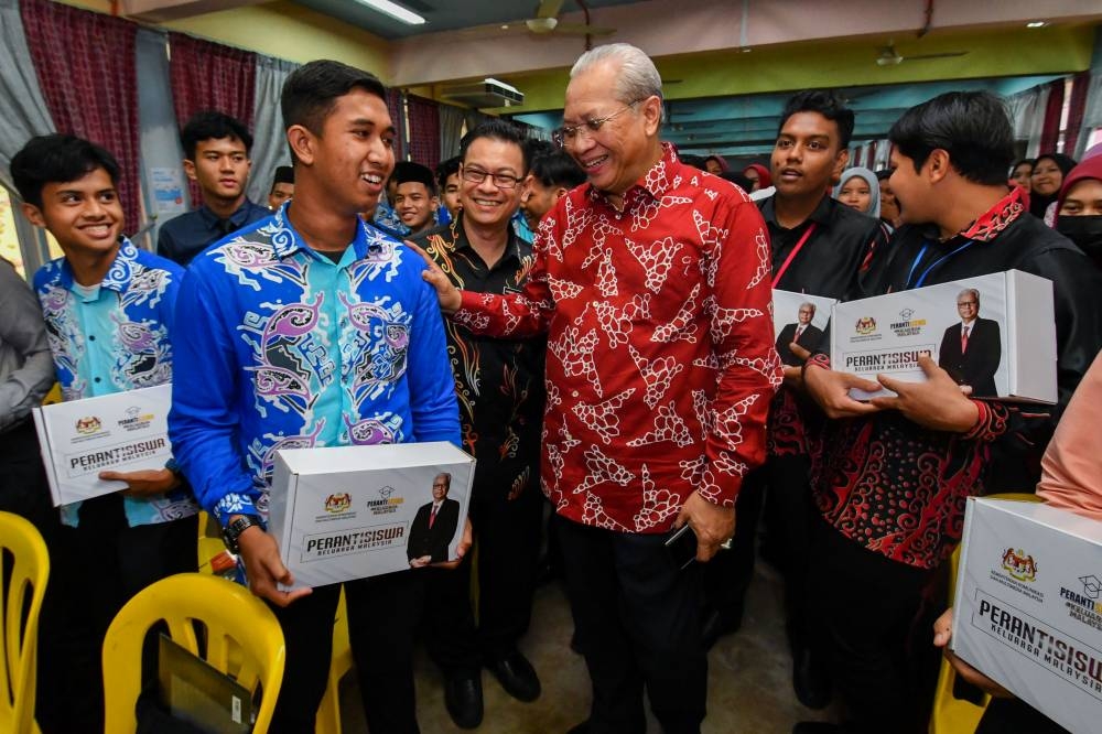 Tan Sri Annuar Musa speaks to students at Sekolah Menengah Kebangsaan Melor in Kota Bharu October 13, 2022. — Bernama pic