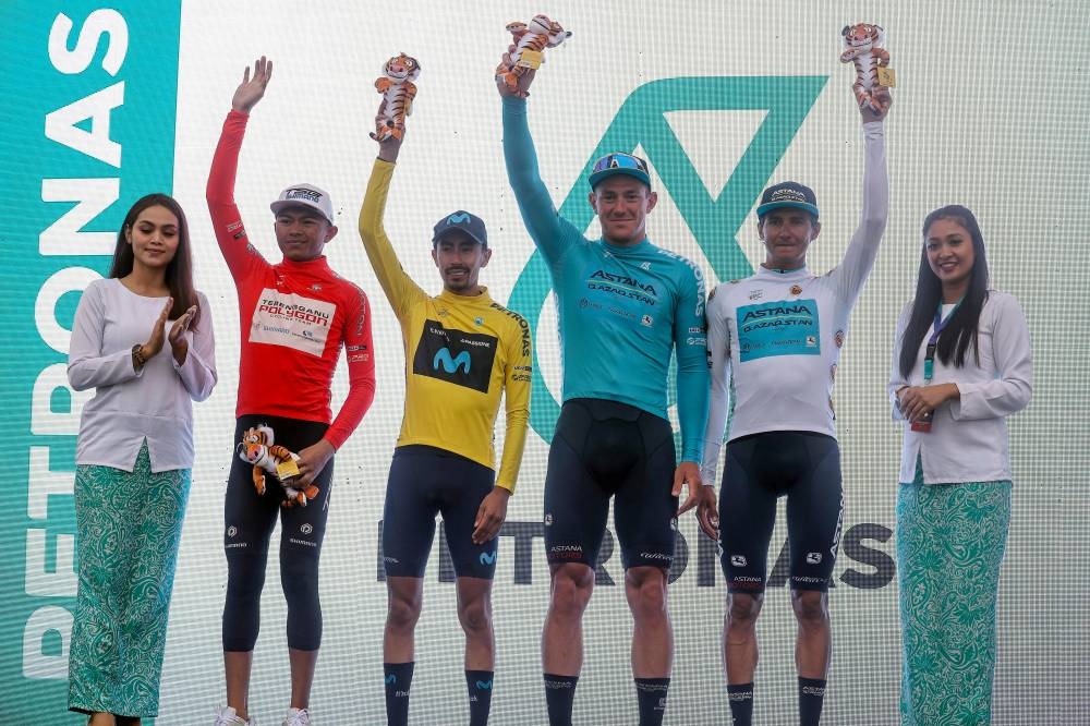Movistar Team Ivan Ramiro Sosa Cuervo (3rd, left) won the yellow jersey while the green jersey went to Astana Qazaqstan Team’s Gleb Syritsa (3rd, right), the red jersey to Terengganu Polygon Cycling Team’s Muhamad Nur Aiman Mohd Zariff (2nd, left) and the white jersey to Astana Qazaqstan Team’s Andrey Zeits (2nd, right), October 13, 2022. — Bernama pic 