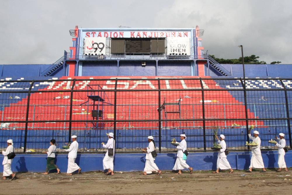 Hindus take part in the ritual tradition of Pangruwating Bumi Kanjuruhan at Kanjuruhan Stadium to pray for the victims of a riot and stampede in Malang, East Java province, Indonesia, October 7, 2022. — Antara Foto/Ari Bowo Sucipto pic via Reuters 