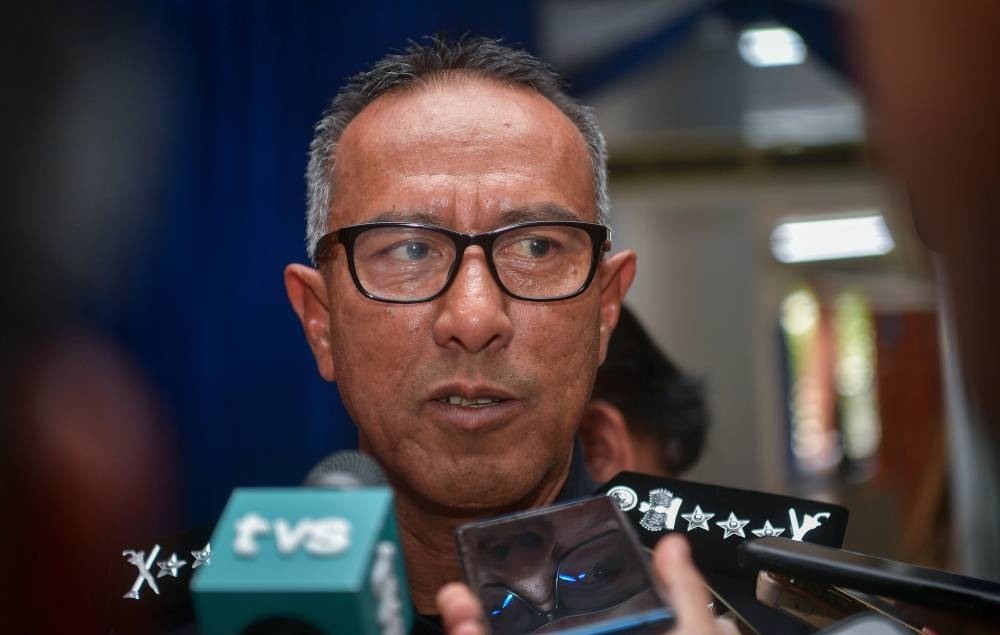 Sarawak police Commissioner Datuk Mohd Azman Ahmad Sapri speaks to reporters at the Sarawak Police Contingent (IPK) Headquarters in Kuching, October 13, 2022. — Bernama pic 