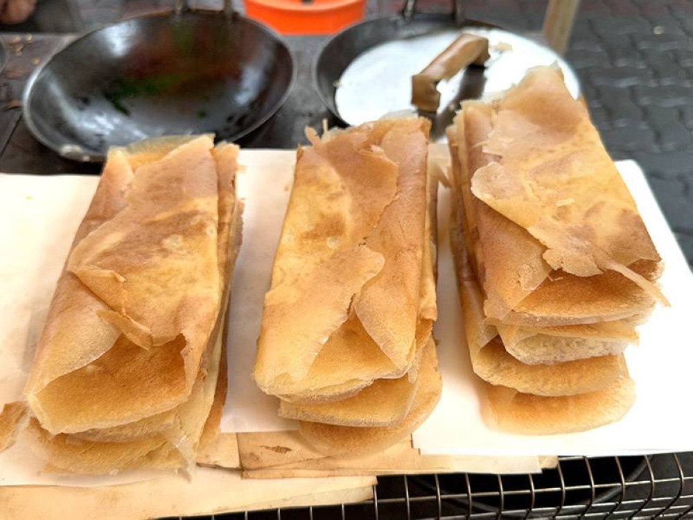 Visit the morning market on Sunday to score these fine, crispy 'apom'.